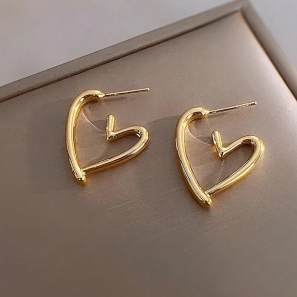 Heart gold hoop earrings - Picture 6 of 8